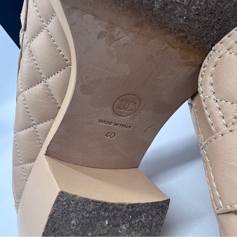 CHANEL
Lambskin Quilted CC Heart - Picture 7 of 8